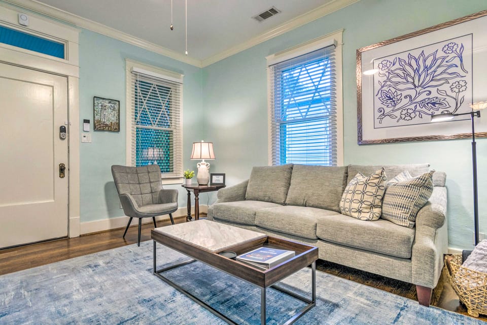 Colorful Cottage w/ Deck ~ 5 Mi to Downtown! Cottage in Little Rock