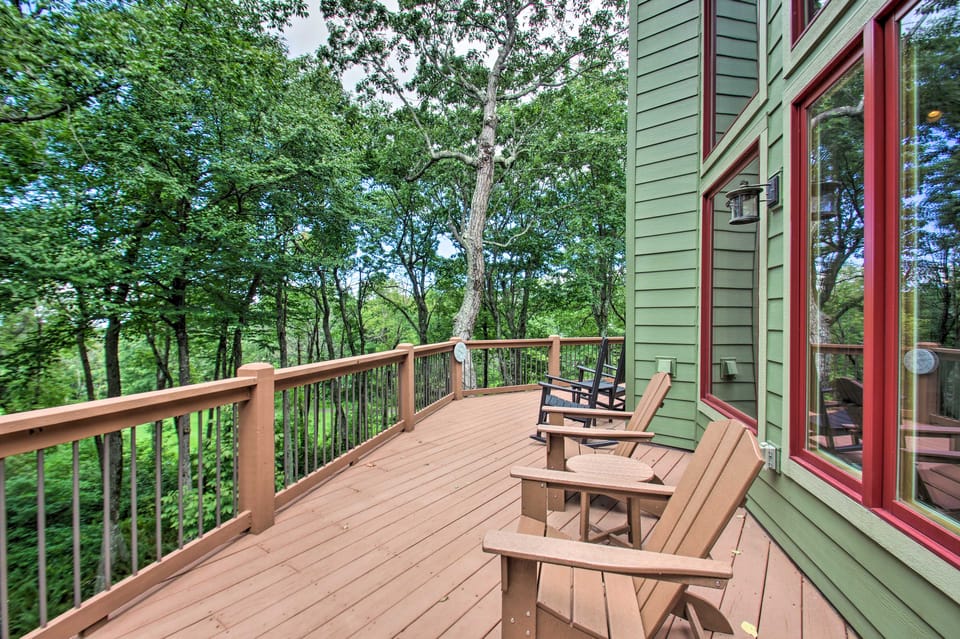Luxe Wintergreen Resort Escape w/ Hot Tub! House in Nelson County