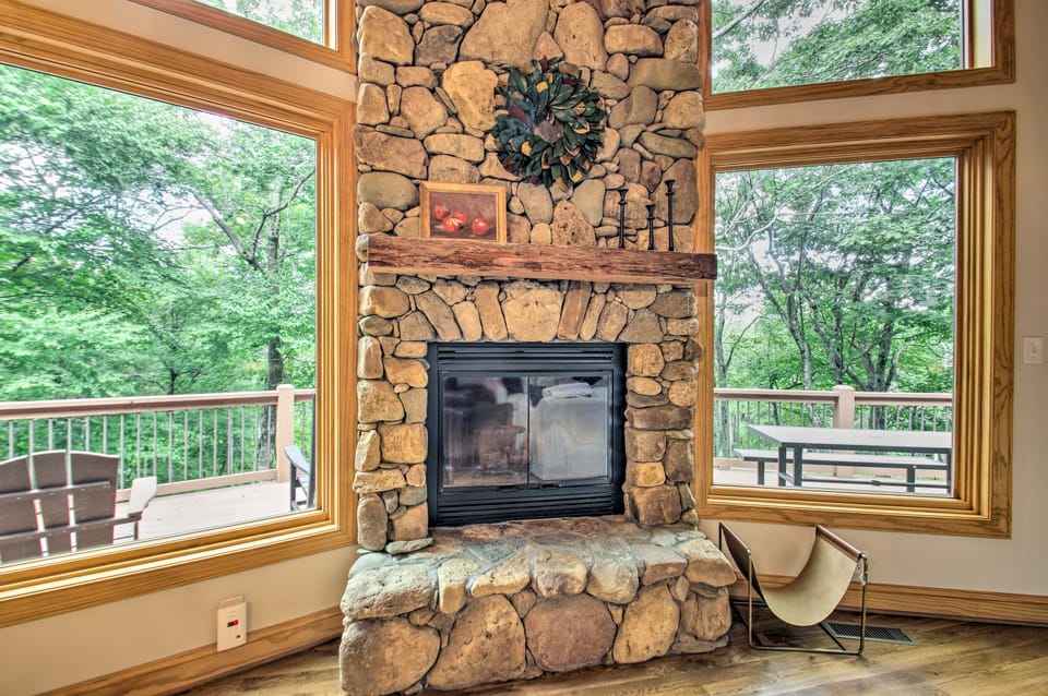 Luxe Wintergreen Resort Escape w/ Hot Tub! House in Nelson County