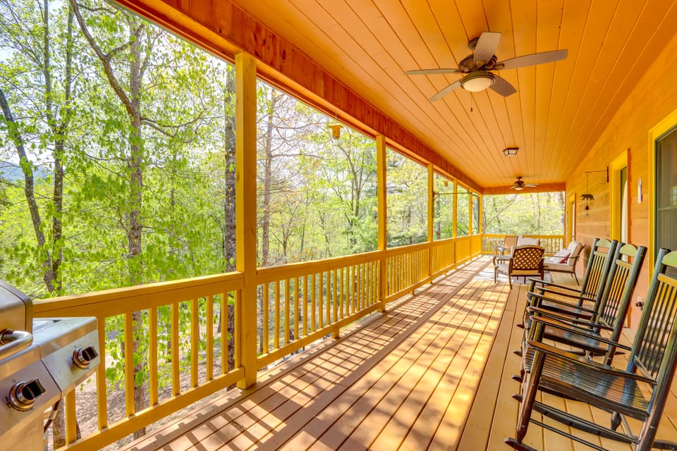 Great for Families! Lavish Hiawassee Cabin House in Georgia