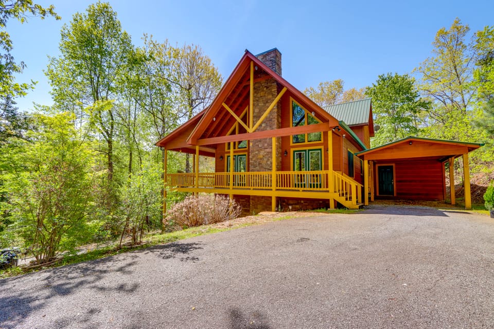 Great for Families! Lavish Hiawassee Cabin House in Georgia