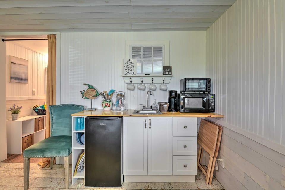 5 Mi to Rockport Beach Park: Studio w/ Porch! Apartment in Rockport