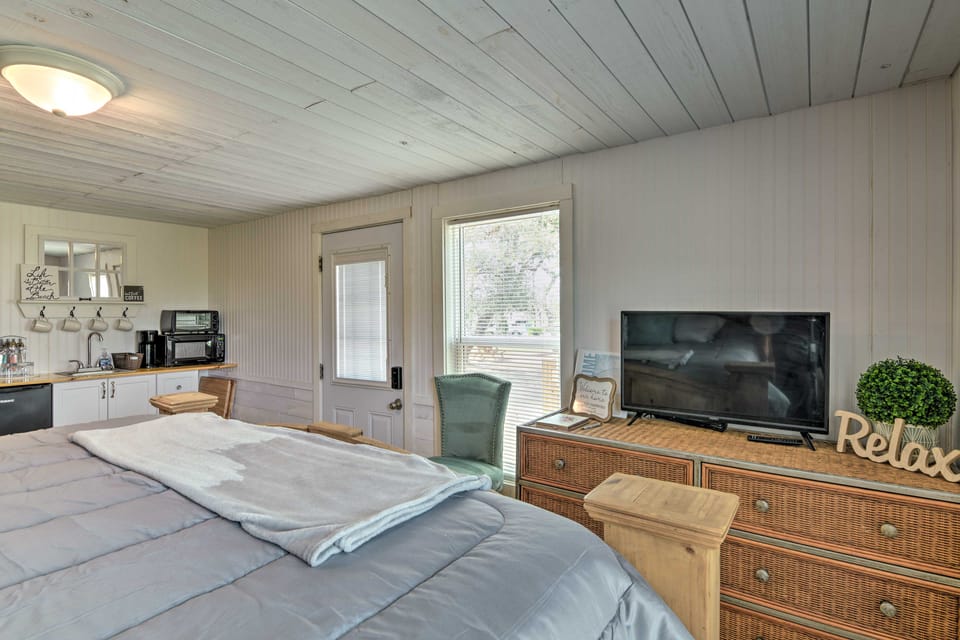 5 Mi to Rockport Beach Park: Studio w/ Porch! Apartment in Rockport