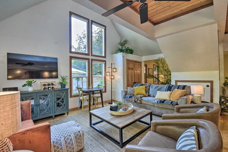 100-Year-Old Farmhouse w/ Hot Tub on 5 Acres! House in Puget Sound