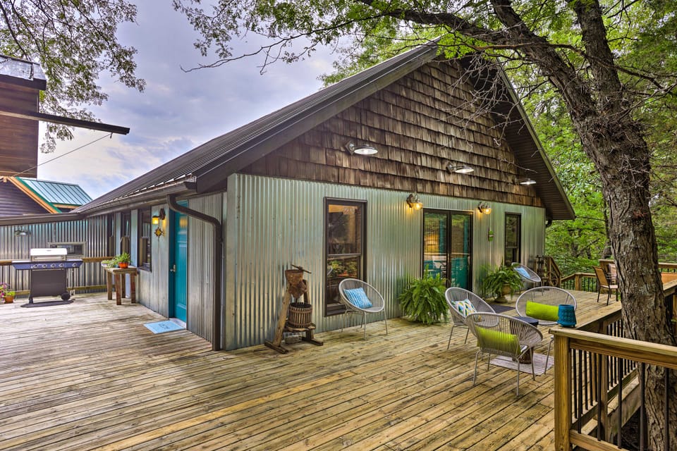 Pet-Friendly Outdoor Paradise w/ Grill, Decks House in Iowa