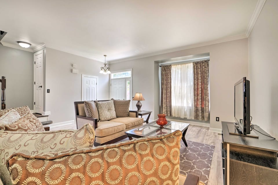Pond-View Deck + Pool Table: Woodbridge Haven! Apartment in Maryland