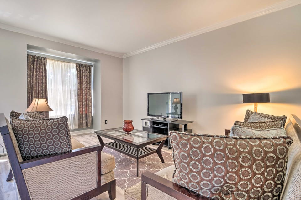 Pond-View Deck + Pool Table: Woodbridge Haven! Apartment in Maryland