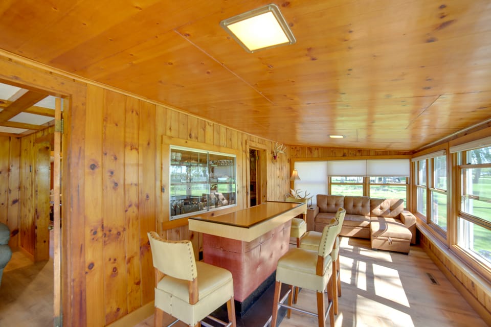 600' of Green Bay Frontage & Dock: Cozy Cottage Cottage in Wisconsin