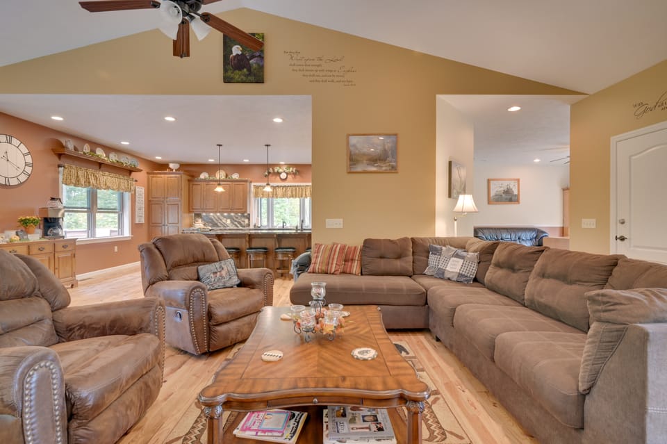 Family-Friendly Retreat w/ Deck in Cassville! House in Raystown Lake