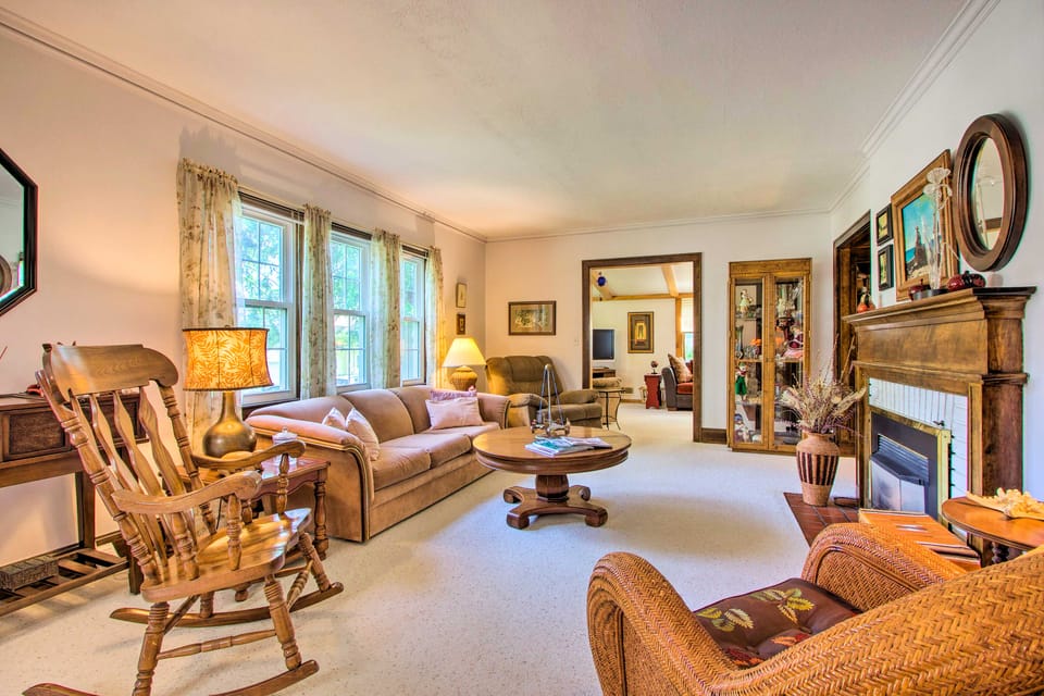 Elegant Home w/ Deck, 5 Blocks to Mayo Clinic House in Rochester