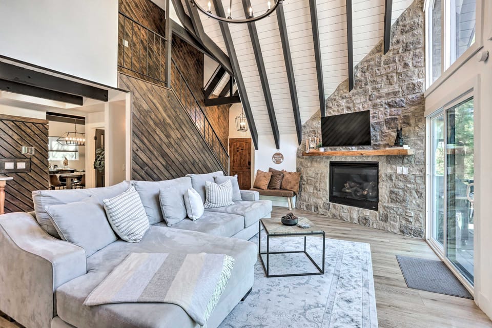 Luxe Timberland Villa w/ Lake Arrowhead Access! House in Lake Arrowhead