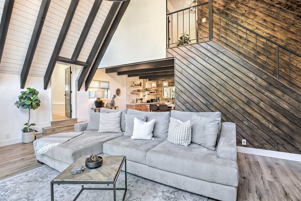 Luxe Timberland Villa w/ Lake Arrowhead Access! House in Lake Arrowhead