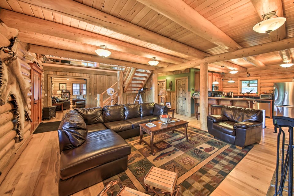 Waterfront Log Home w/ 95 Acres on Yaak River Villa in Idaho