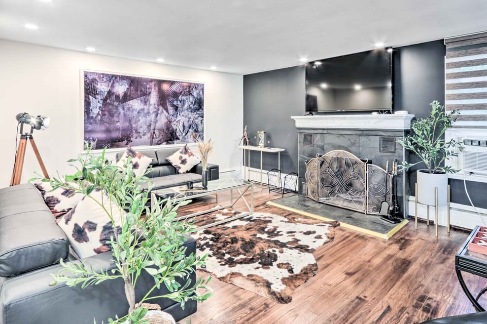 Upscale Waterbury Retreat w/ Indoor Hot Tub! House in Waterbury