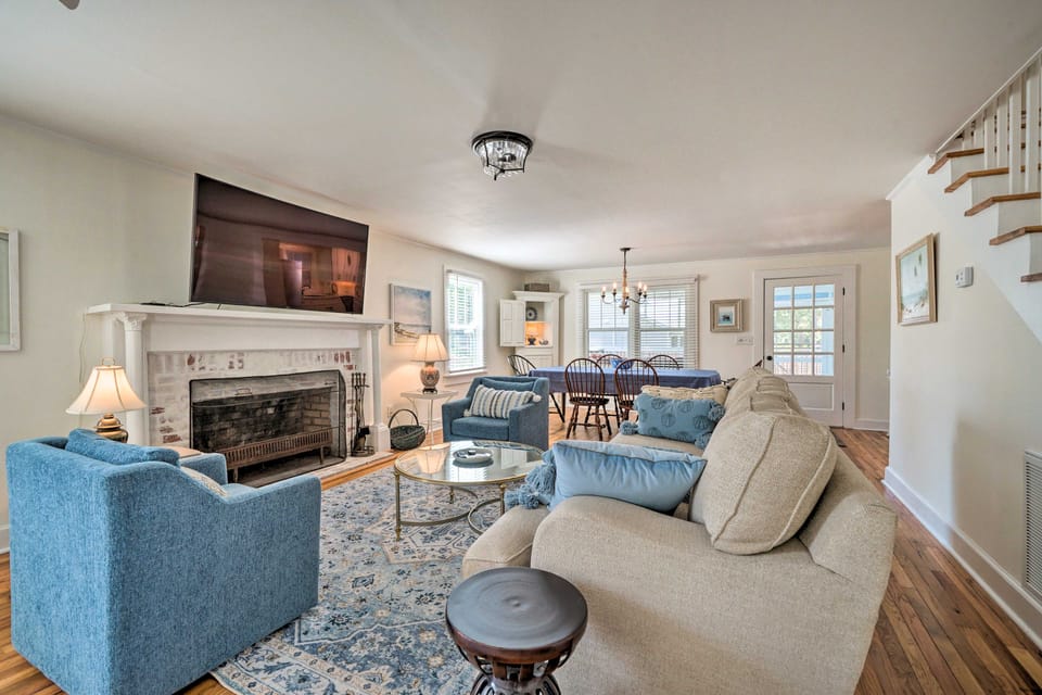 Historic Family Home < 1 Mi to Long Beach! House in Oak Island