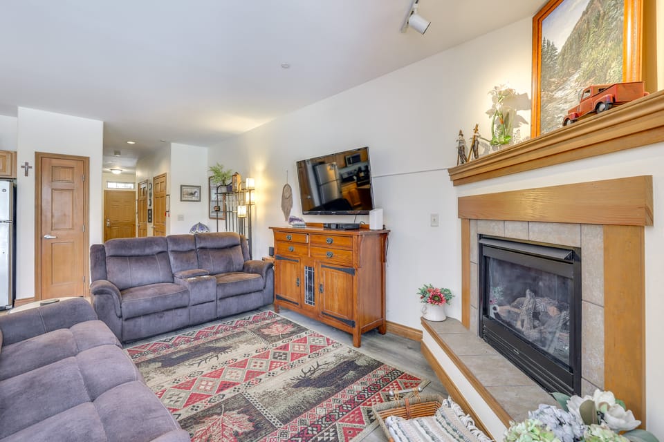 Ski & Explore: Silverthorne Gem w/ Hot Tub Access! Apartment in Silverthorne
