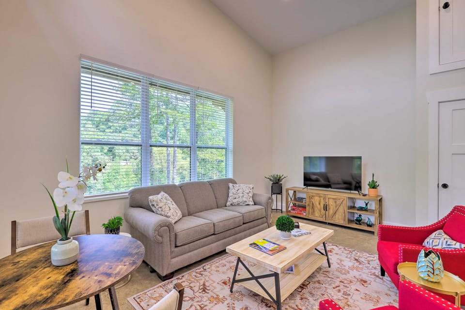 Pet-Friendly Asheville Retreat w/ Hot Tub House in Woodfin