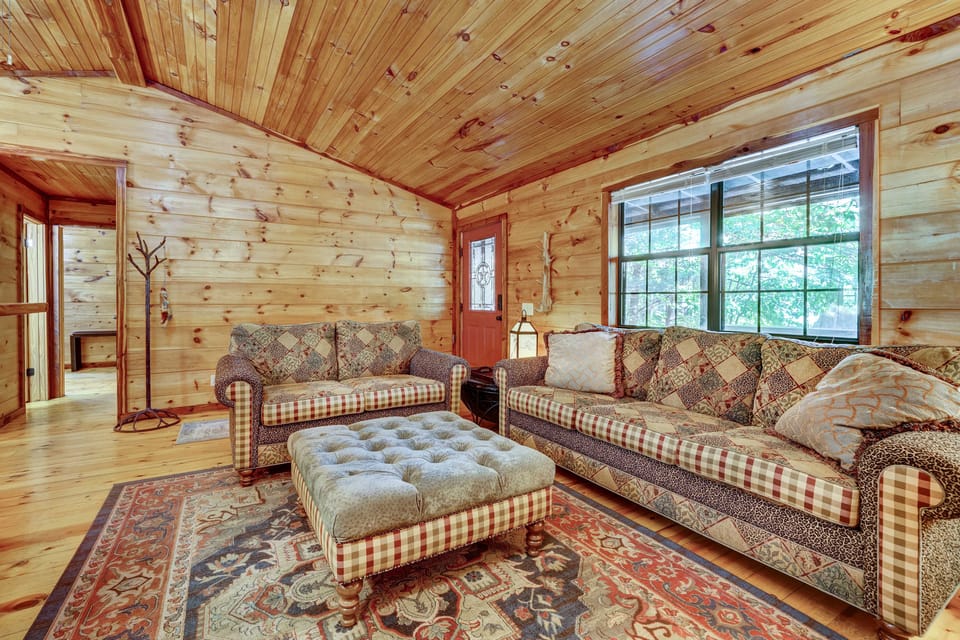 Private Broken Bow Cabin w/ Hot Tub + Gazebo! House in Oklahoma