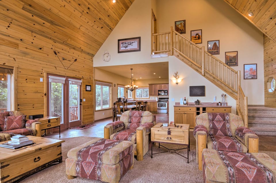 Gorgeous Alton Cabin w/ Deck + Mountain Views House in Utah