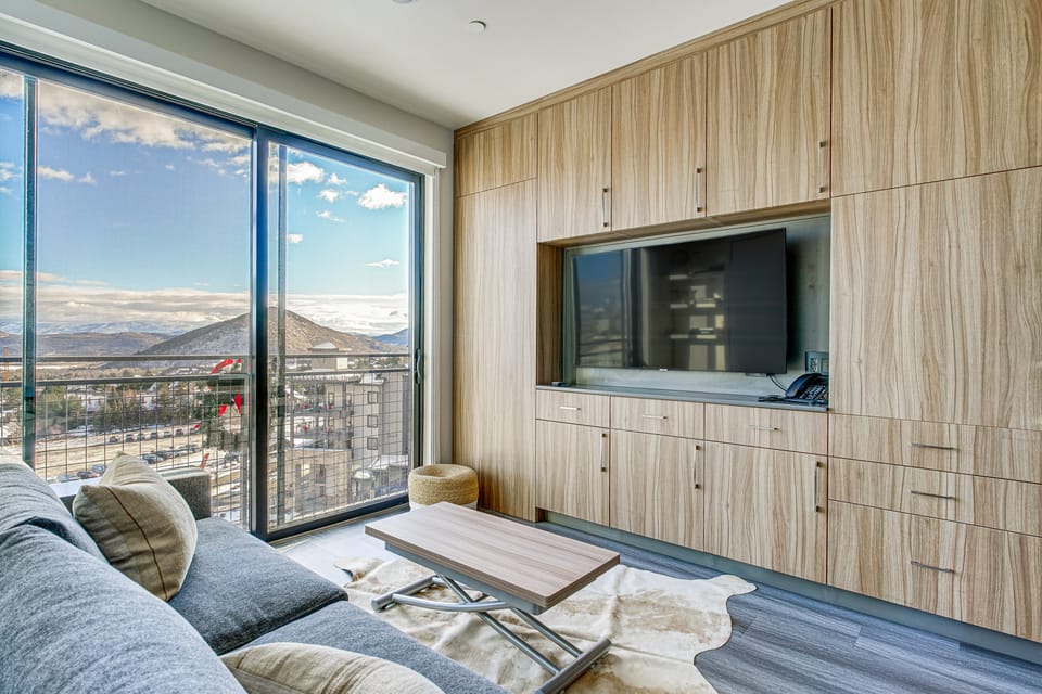 Walk to Gondola: 'Love at Frost Sight' Ski Condo Apartment in Wasatch County