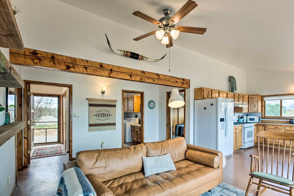 El Prado Duplex w/ Deck + Grill - 4 Mi to Town! Apartment in New Mexico