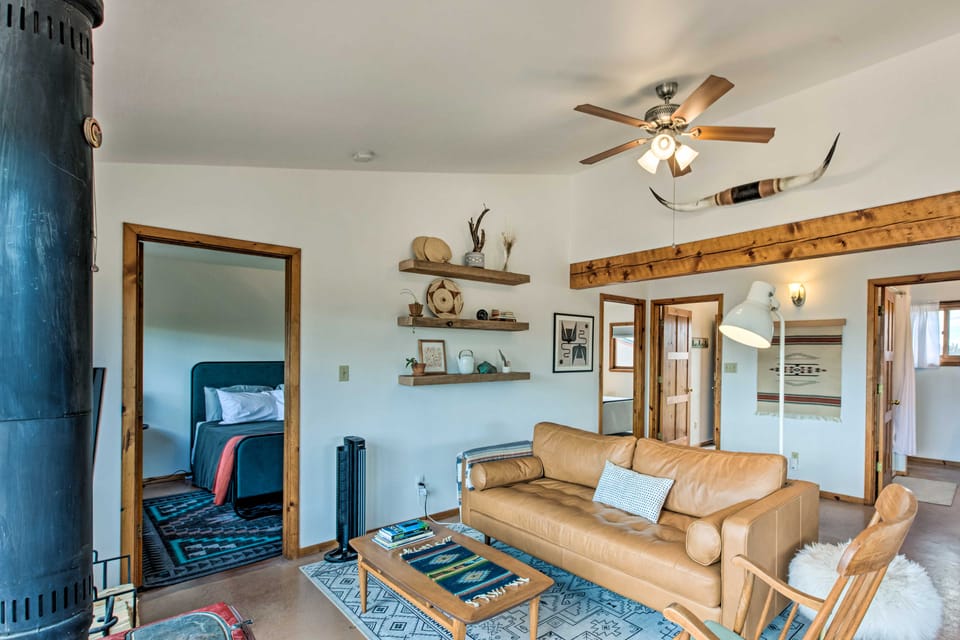 El Prado Duplex w/ Deck + Grill - 4 Mi to Town! Apartment in New Mexico