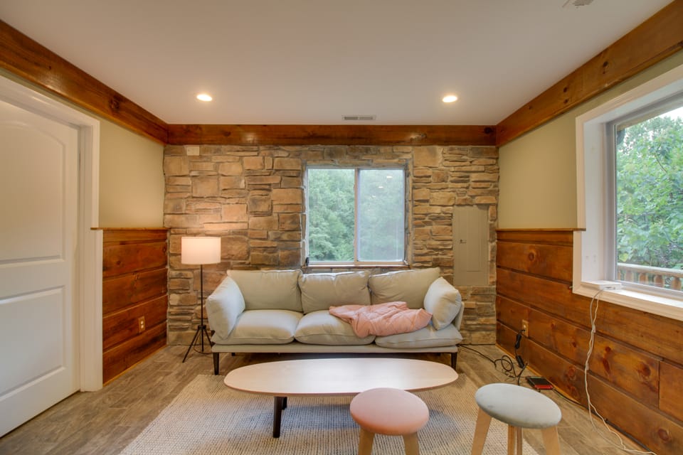 Cozy Goode Cabin w/ Deck ~ 17 Mi to Lynchburg House in Virginia