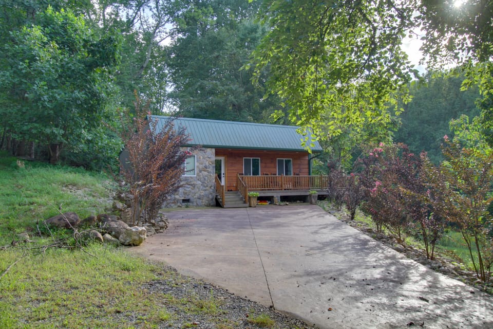 Cozy Goode Cabin w/ Deck ~ 17 Mi to Lynchburg House in Virginia