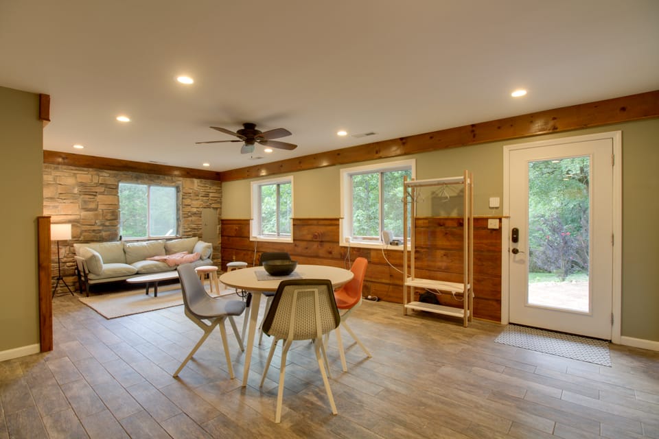 Cozy Goode Cabin w/ Deck ~ 17 Mi to Lynchburg House in Virginia