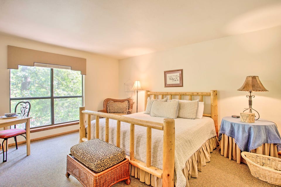 Bright Davis Escape w/ Screened-In Porch! Apartment in Davis