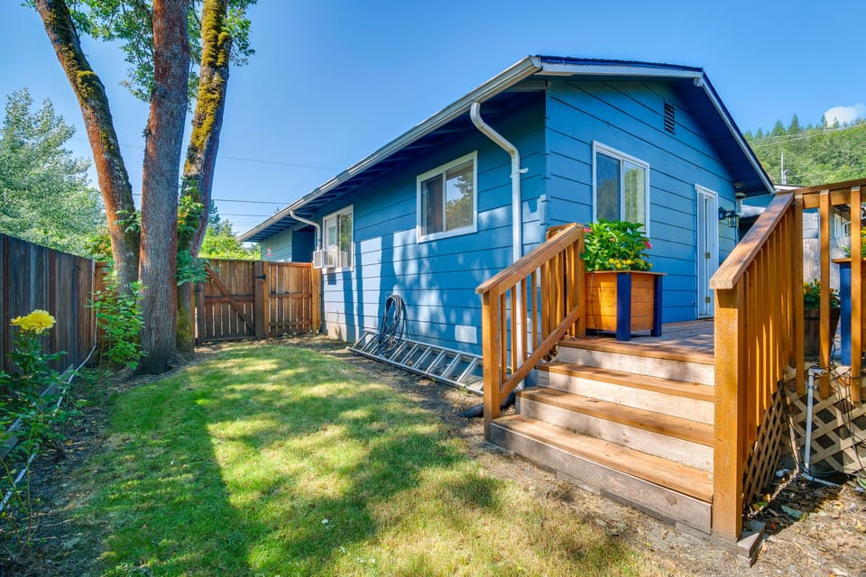 Cozy Roseburg Home w/ Fire Pit + Gas Grill! House in Roseburg