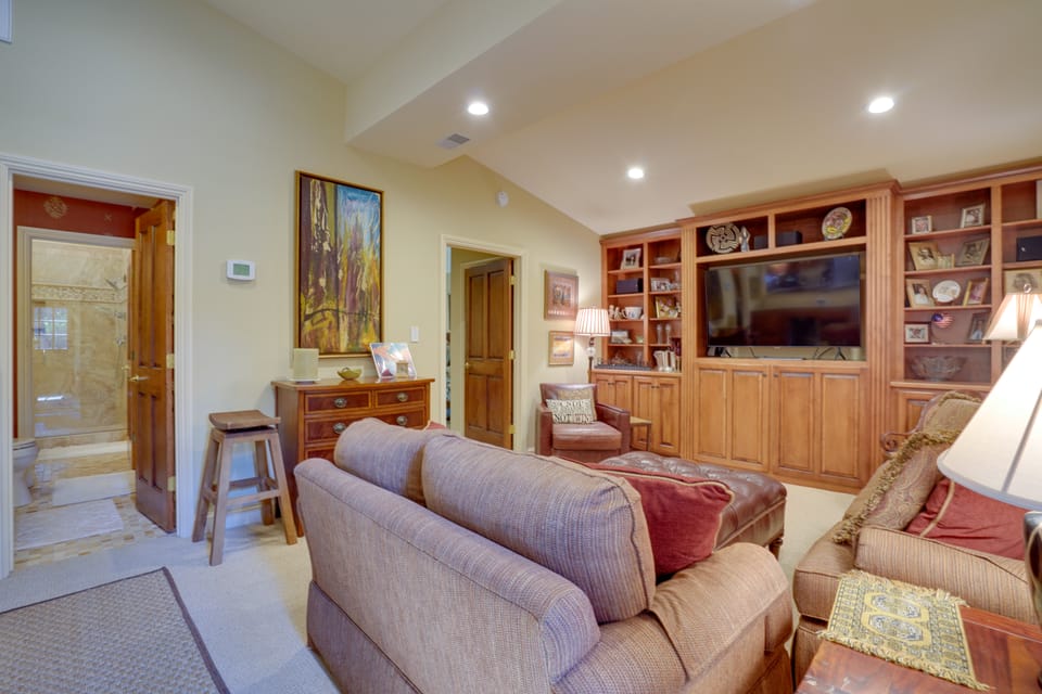 Cozy Abode w/ Yard ~ 1 Mi to Dtwn Summerville House in Summerville