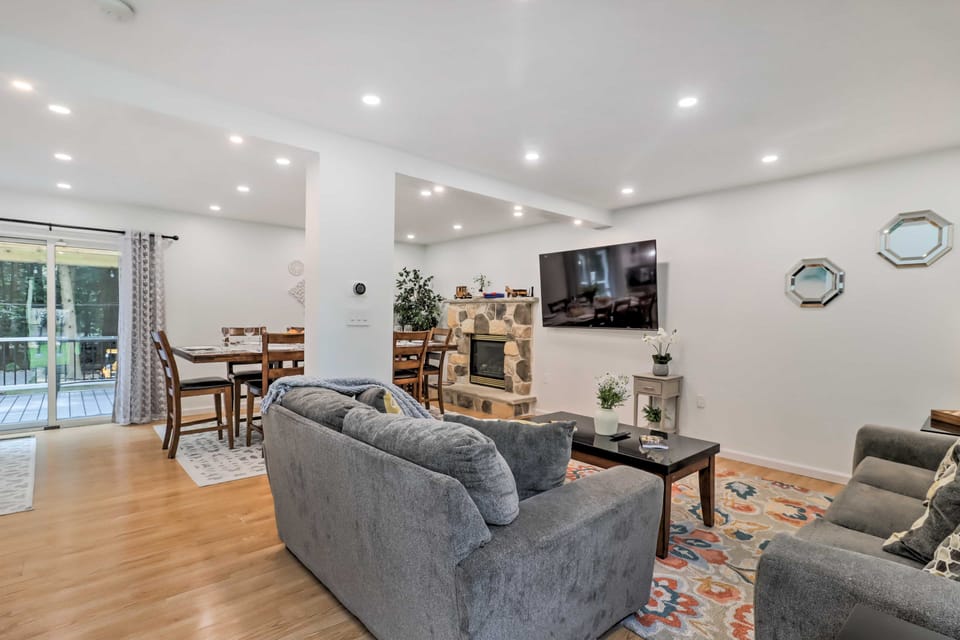 Game Room & Yard: Family Paradise in Pocono Summit House in Coolbaugh Township