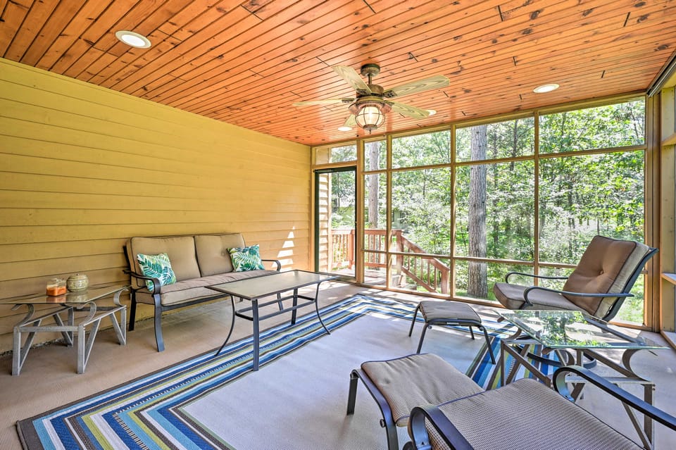 Nekoosa Golf Course Retreat w/ Hot Tub! House in Wisconsin