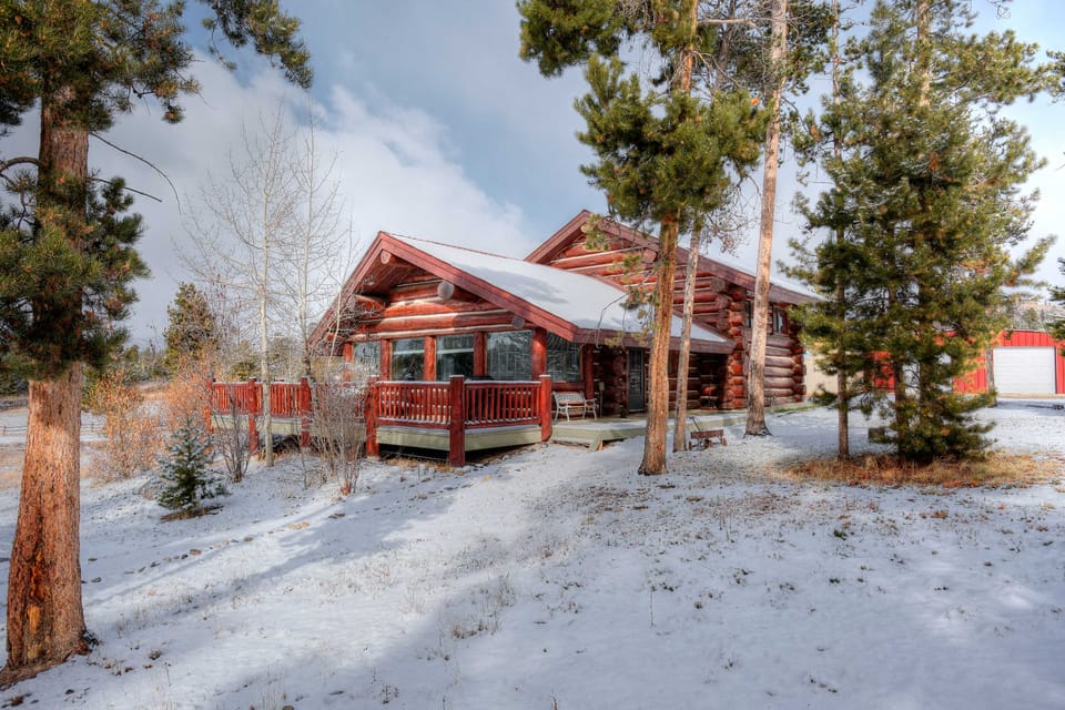 < 1 Mi to Lake Granby: Log Cabin w/ Fire Pit House in Rocky Mountain National Park