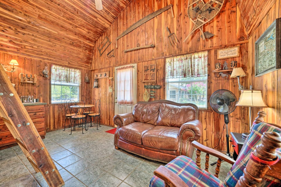 Hand-Built 'Black Fork Cabin 2' w/ Fire Pit! Apartment in Oklahoma