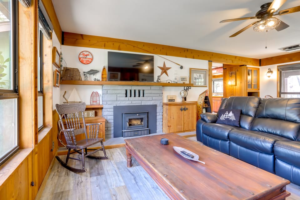 1 Mi to Lake: Hot Tub Haven in Pollock Pines! House in Sierra Nevada