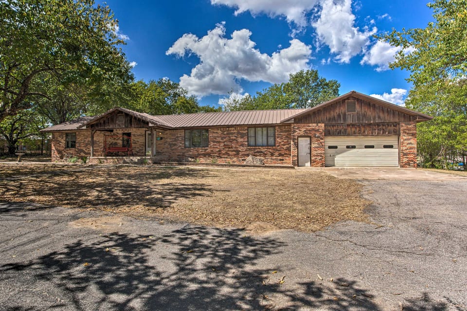 Lovely 'Anna Fink House' w/ Patio & Fire Pit House in Oklahoma