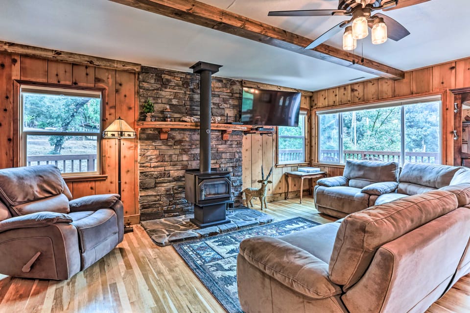 Rustic Oakhurst Retreat < 4 Mi to Bass Lake! Cottage in Sierra Nevada