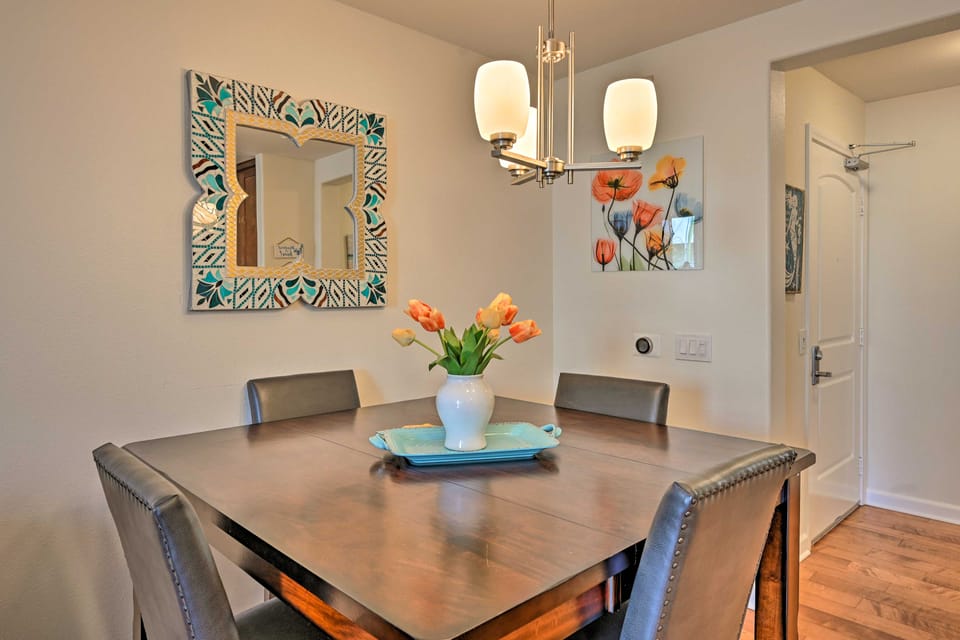 Breezy Oceanside Condo < 1/2 Mi to Beach! Apartment in Oceanside