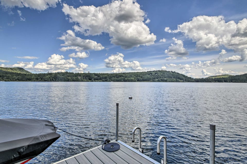 Lakefront Family Retreat: Skiing & Mountain Biking House in Woodstock