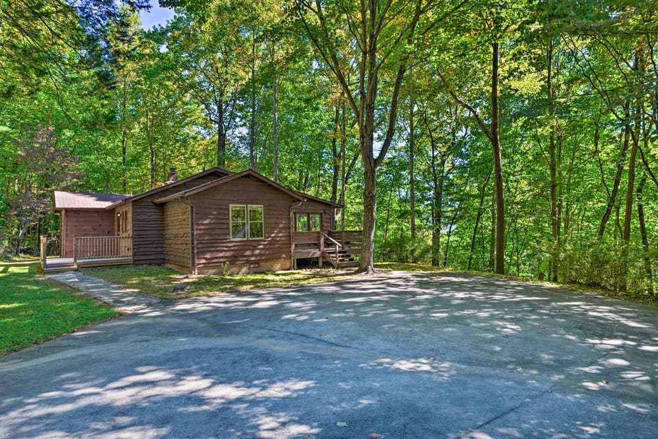 Fish, Hike & Relax: Forest-View Morovian Falls Gem House in North Carolina