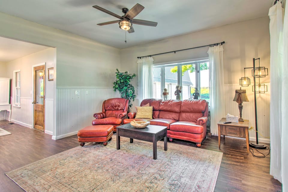 Beautifully Restored Farmhouse in Marshall! House in Indiana