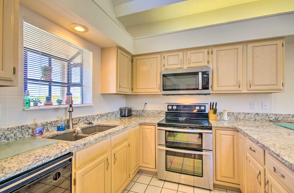Waterfront Condo w/ Resort Perks in Lake Ozark! Apartment in Lake of the Ozarks