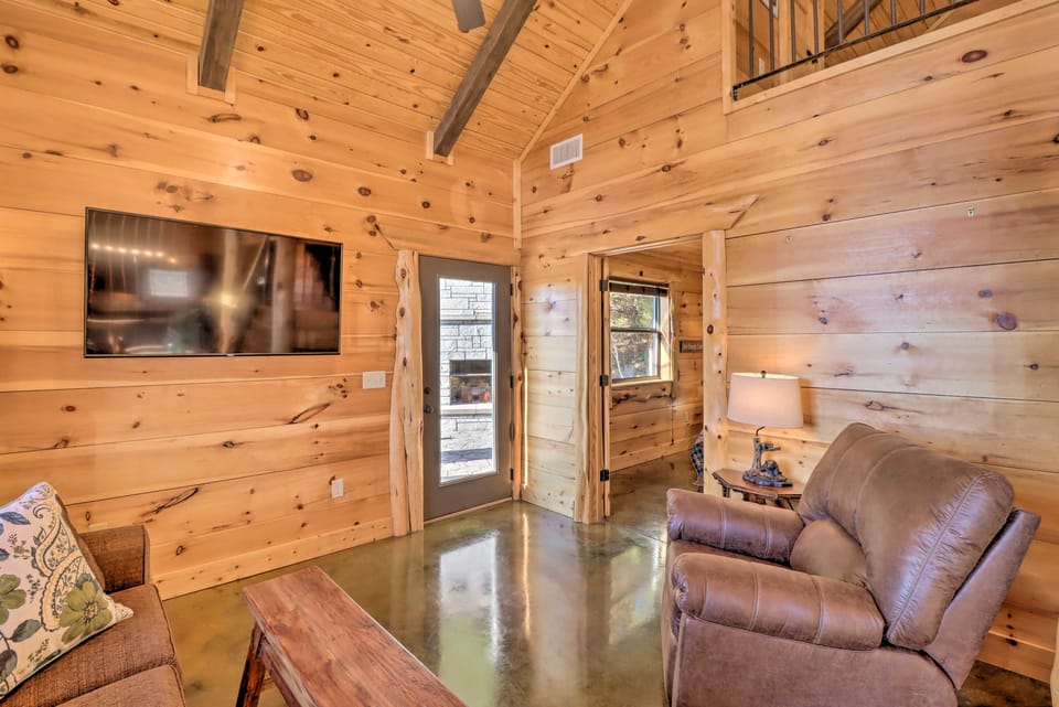 Mountain View Hideaway w/ Outdoor Fireplace! House in Arkansas