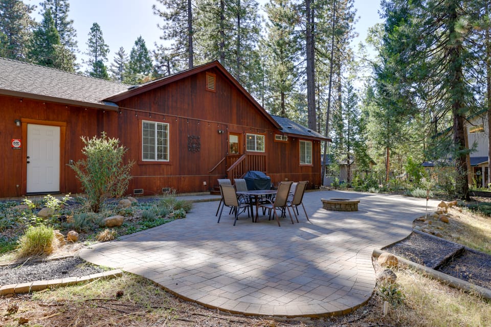 Near Hikes: Arnold Cabin w/ EV Charger & Fire Pit House in Arnold