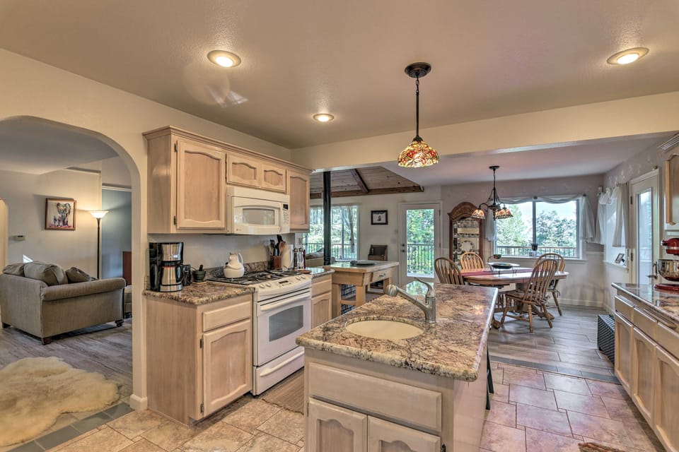 20 Mi to Lassen Park: Chateau w/ Mt Shasta View! House in Shingletown