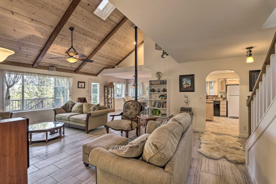 20 Mi to Lassen Park: Chateau w/ Mt Shasta View! House in Shingletown