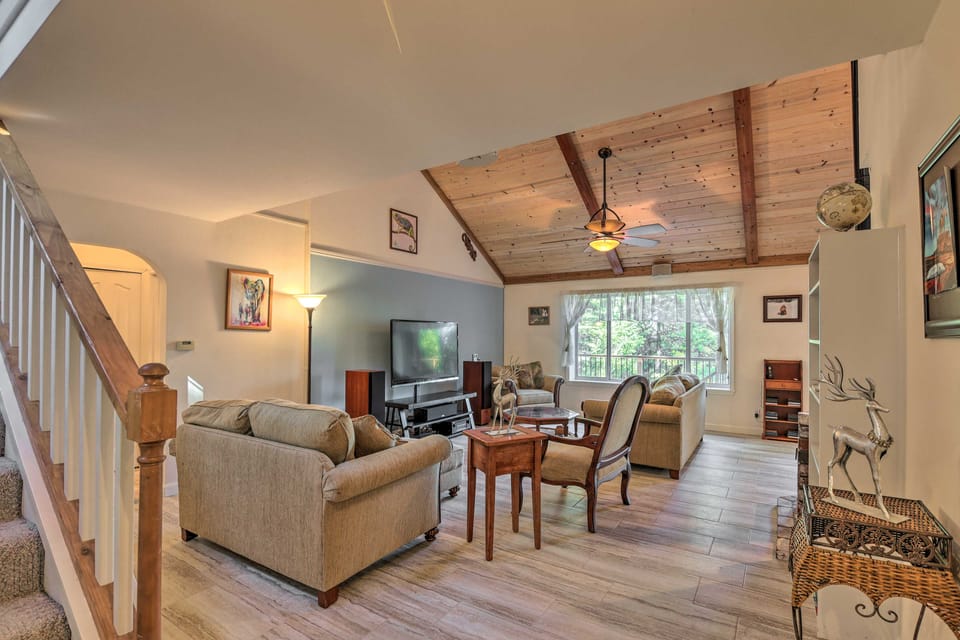 20 Mi to Lassen Park: Chateau w/ Mt Shasta View! House in Shingletown