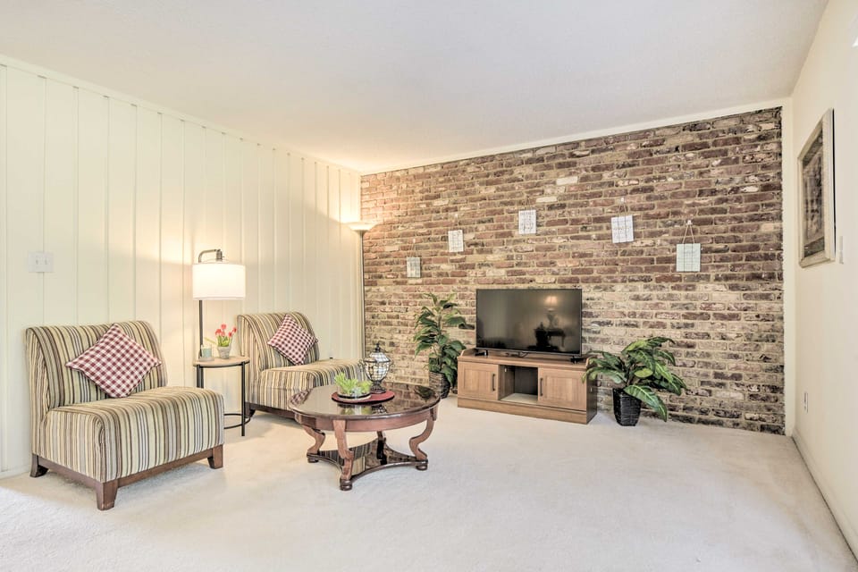 Cozy Chapel Hill Condo ~ 2 Mi to UNC & Dtwn! Apartment in Chapel Hill